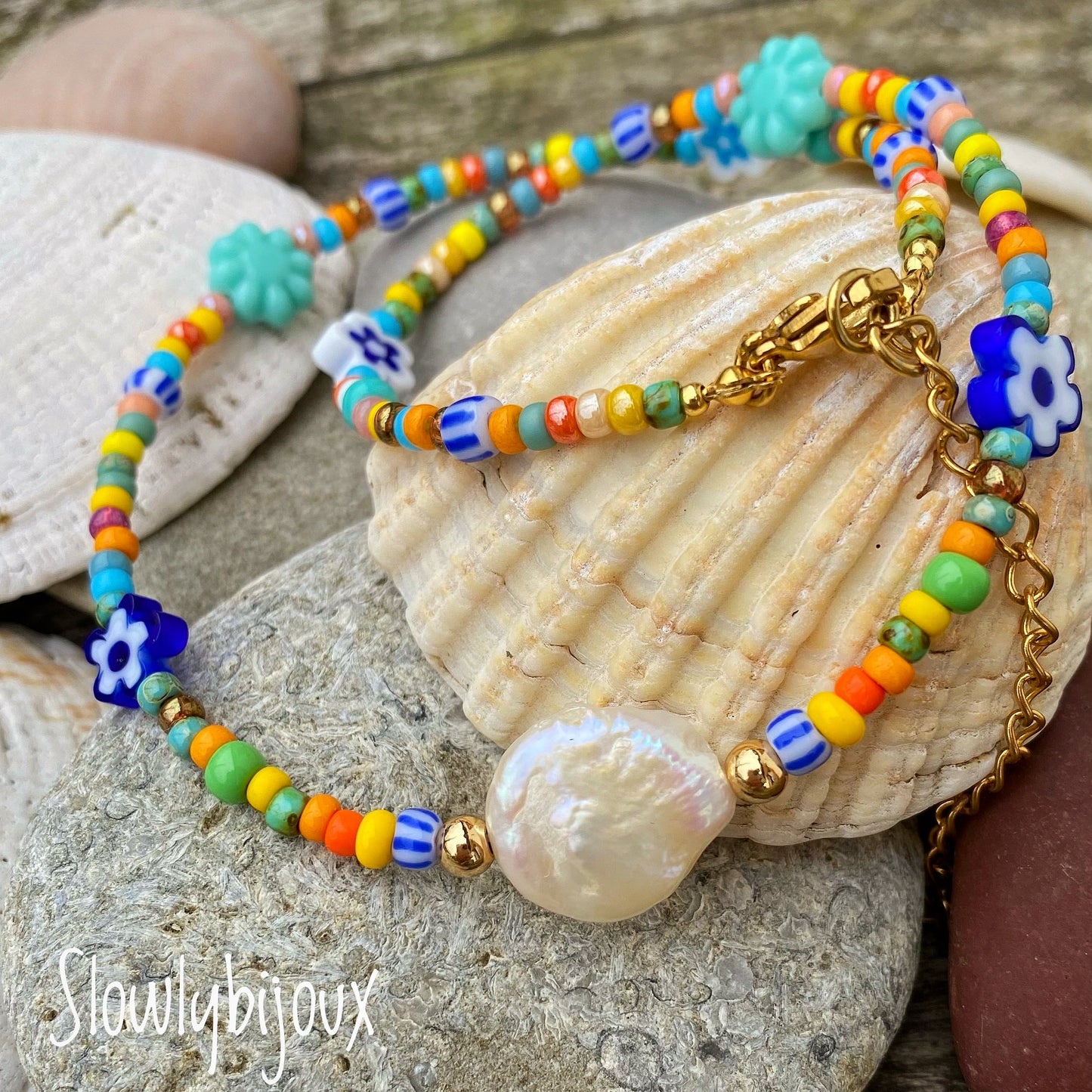 Collier coloré de perles et nacre