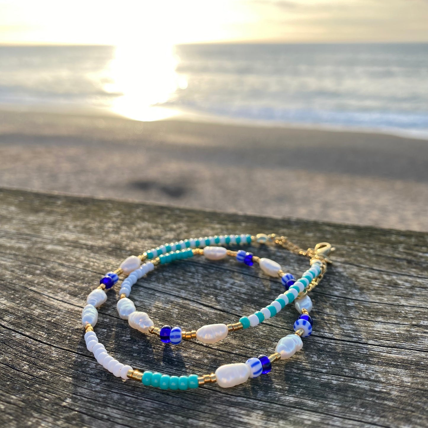 Collier de perles d'eau et rocailles colorées, perles dorées 24 k