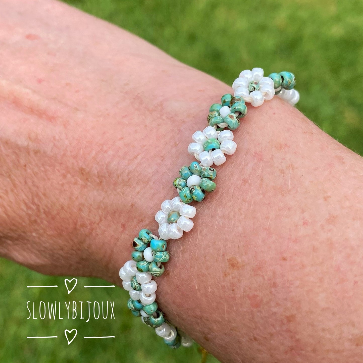 Bracelet de fleurs tissées Bleues et blanches