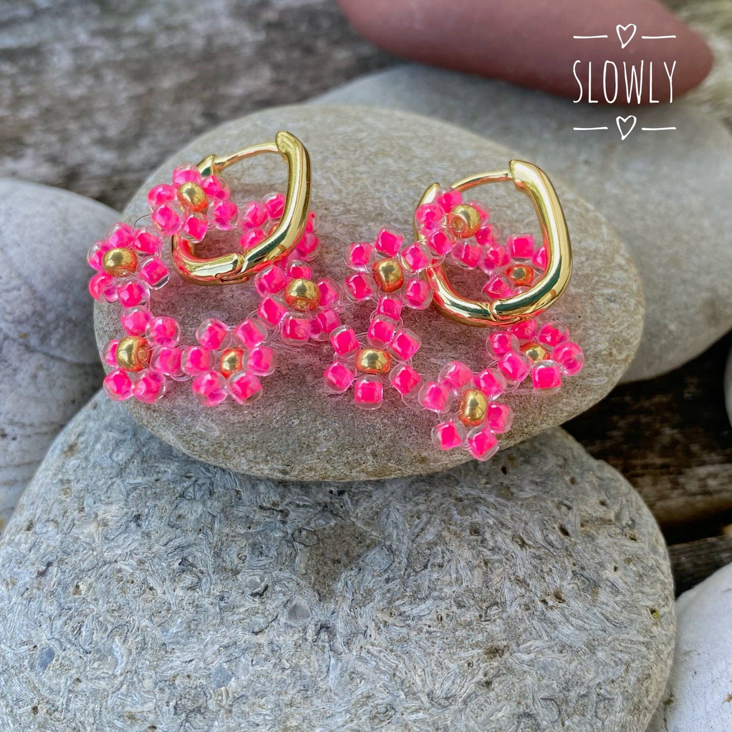 Créoles fleuries, créoles rose fluo