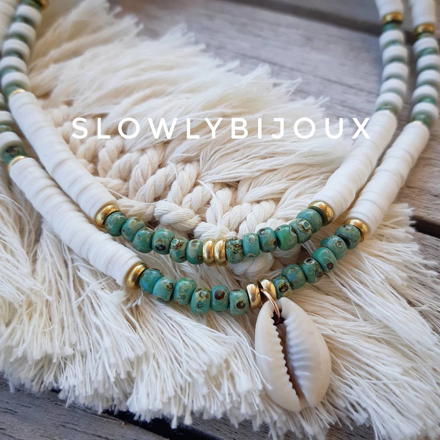 Collier surfeur coquillage perles heishi blanches