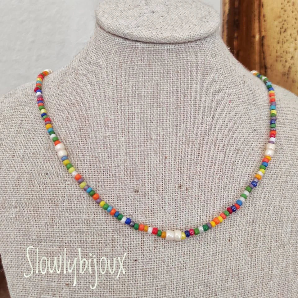 Collier perles rocailles multicolores
