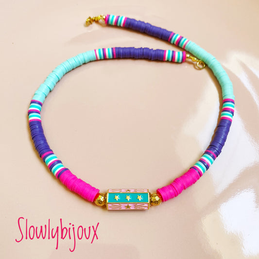 Collier surfeur et breloque amulette porte chance