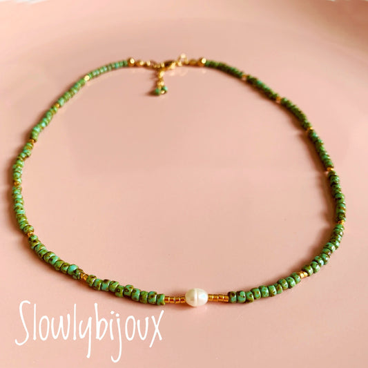 Collier de perles miyuki, rocailles vertes et perles miyuki 24k gold, perle d’eau, ras de cou, necklace, collier minimaliste, idée cadeau