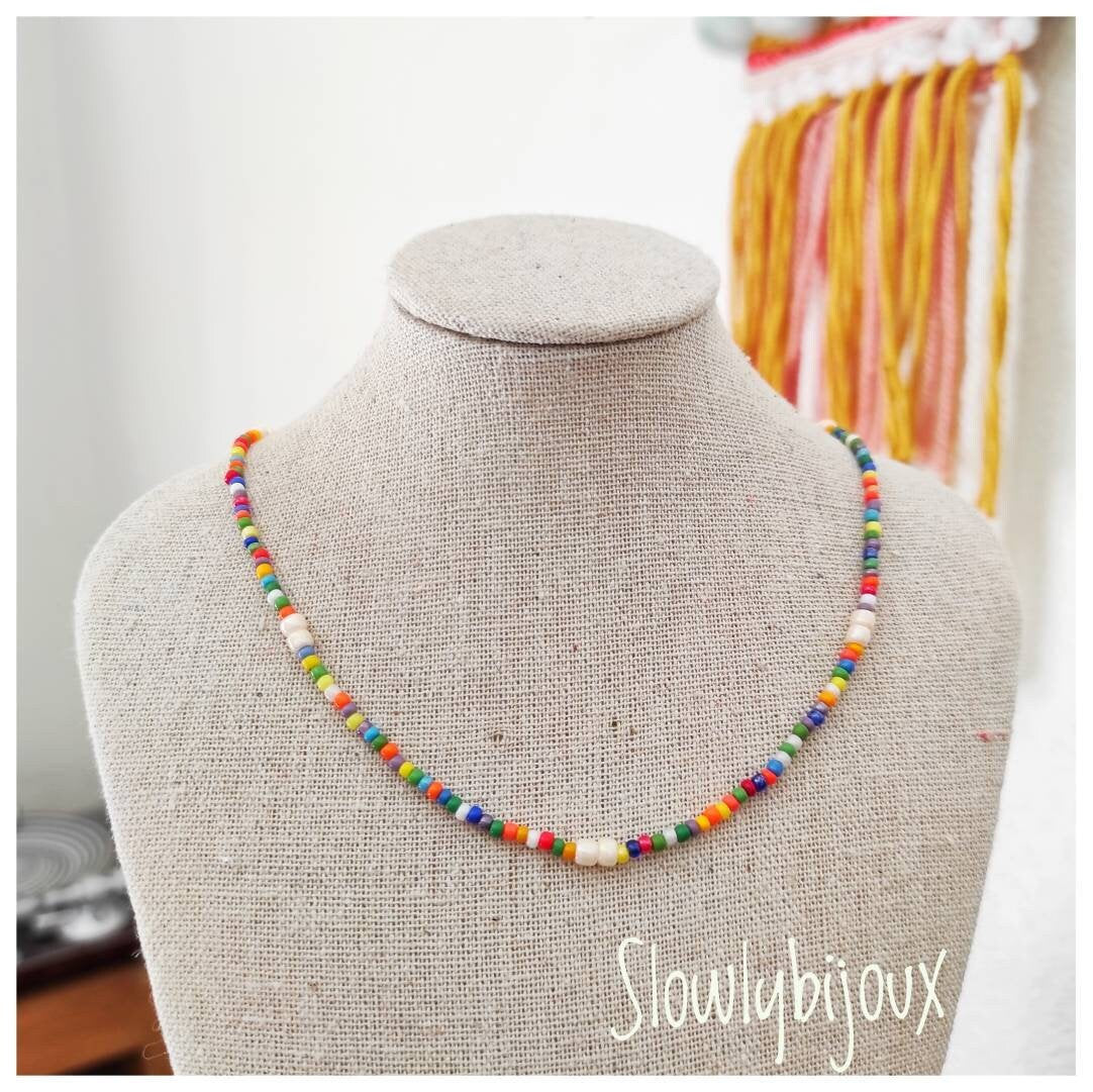 Collier perles rocailles multicolores