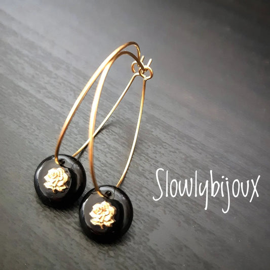 Boucles d'oreilles créoles dorées 24k minimaliste breloque pendentif rond noir motif floral rose relief or anneaux dorés idée cadeau