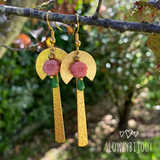 Boucles d’oreilles fleur, boucles d’oreilles pendantes, boucles d’oreilles minimales, earrings, idée cadeau
